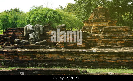 La rovina di meditare immagine del Buddha in sukhothai Historical Park. un sito patrimonio mondiale dell'unesco. viaggio turistico destinazione punto di riferimento in Tailandia Foto Stock