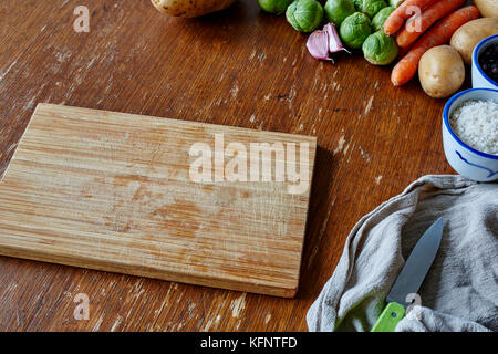 Utilizzate il tagliere in scena da cucina Foto Stock