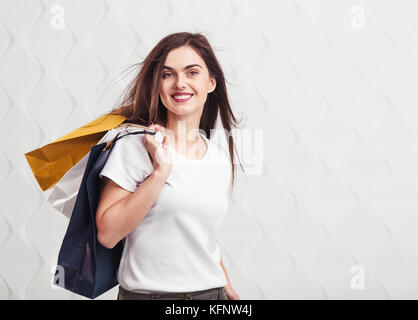 Bellissima ragazza con borse per lo shopping Foto Stock