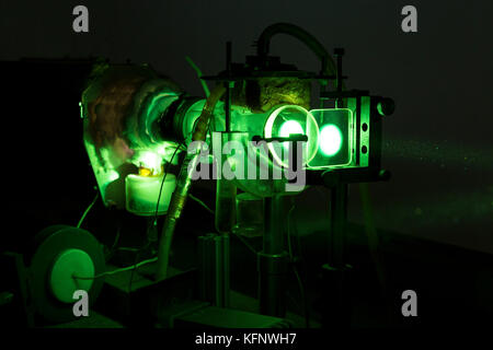 Potente verde industriali apparecchiature laser in un laboratorio di ricerca in fisica. fisica dello stato solido lab. amplificazione di luce mediante emissione stimolata di Foto Stock