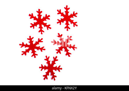 Rosso a forma di fiocco di neve decortaion isolato su bianco Foto Stock