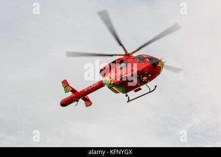 Londra Air Ambulance elicotteri tornando all eliporto sul Royal Hospital di Londra. Foto Stock