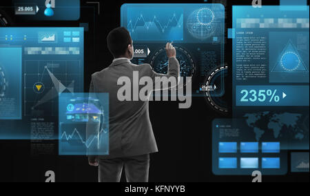 Imprenditore lavora con la realtà virtuale schermate Foto Stock