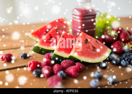 Anguria, bottiglia di succo di frutta e bacche Foto Stock