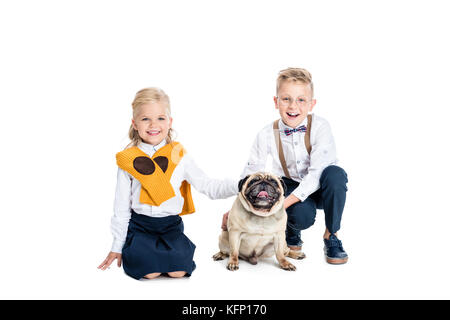 I bambini di accarezzare il cane Foto Stock