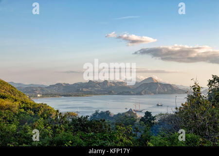 Nel tardo pomeriggio guardando fuori verso la baia vicino a labuan bajo in Nusa Tenggara orientale, Indonesia. Foto Stock