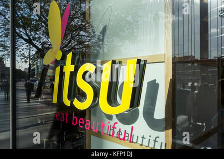 Itsu il contatore giapponese-service e catena da asporto per sushi, insalate e piatti di pasta su Regent's Place, Hampstead Road, Camden, London, Regno Unito Foto Stock