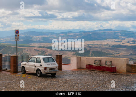 Una Fiat 500 è parcheggiato nel villaggio di Pisticci, Italia. pisticci è un comune della provincia di Matera, nel sud della Regione italiana Basilicata. Foto Stock