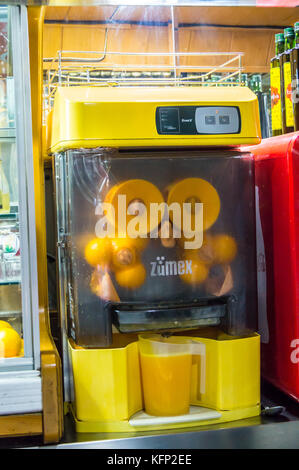 Commerciale con marchio Zumex arancione elettrico centrifuga in un bar a Granada, Andalusia, Spagna Foto Stock