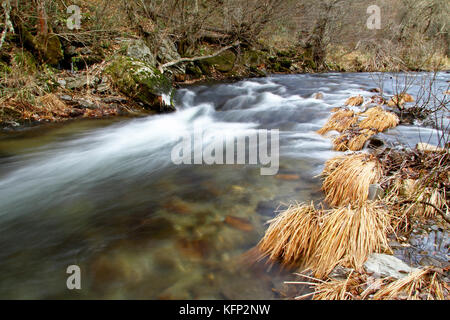 Omana fiume in autunno, Leon Spagna. Foto Stock