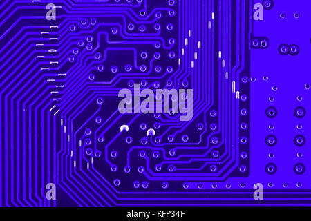 Tracce conduttive sulla scheda madre della scheda a circuito stampato vicino macro. Foto Stock
