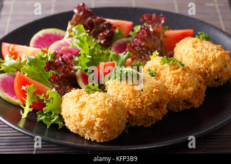 Giapponese korokke di patate e verdure fresche close-up su una piastra orizzontale. Foto Stock