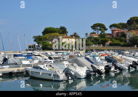 Antibes, Francia - 26 Settembre 2017: Riflessioni di Cap Antibes e barca marina, Cote d'azur, Provenza Francia Foto Stock