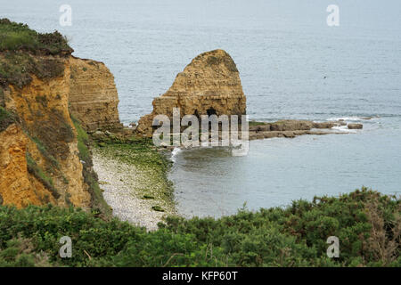 Francia: il Pointe du Hoc scogliere e fortificazioni sono illustrati il 29 giugno 2017. Foto Stock