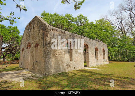 Parete tabby rovine della cappella della facilità da saint helenas chiesa episcopale su Saint Helena island nella contea di beaufort, Carolina del Sud Foto Stock