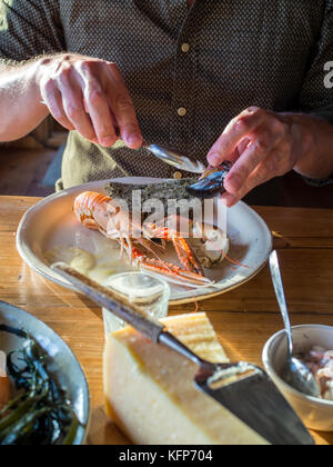 Un piatto di frutti di mare a everts sjöbod, un business offrendo oyster safaris,vitto e alloggio al di fuori di un XIX secolo boathouse nel grebbstad. Foto Stock