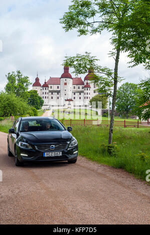 Una Volvo V60 D4 la guida di fronte Läckö Slott, un castello medievale su Kållandsö Isola, Svezia occidentale. Foto Stock