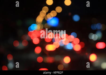 Il traffico della strada luce bokeh abstract bokeh defocalizzata luce sulla strada. Sfondo. Foto Stock