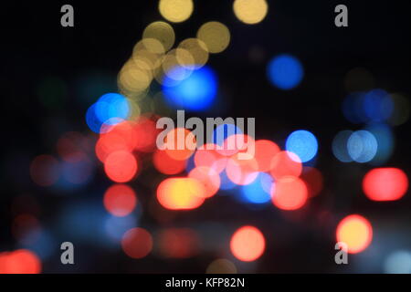 Il traffico della strada luce bokeh abstract bokeh defocalizzata luce sulla strada. Sfondo. Foto Stock