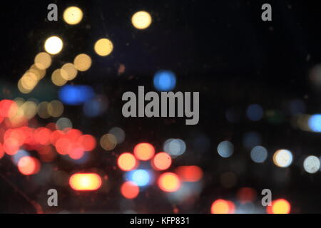 Il traffico della strada luce bokeh abstract bokeh defocalizzata luce sulla strada. Sfondo. Foto Stock