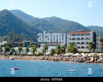 Una vista di una parte della spiaggia e gli hotel di Icmeler, Provincia di Mugla, Turchia, Europa Foto Stock