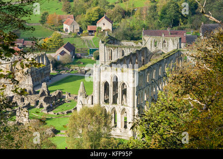 Rievaulx Abbey e remoto villaggio vicino a Helmsley in North Yorkshire Foto Stock