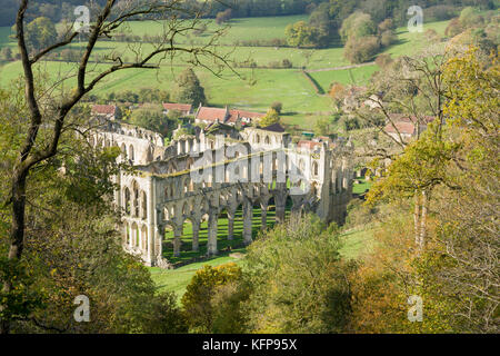 Rievaulx Abbey e remoto villaggio vicino a Helmsley in North Yorkshire Foto Stock