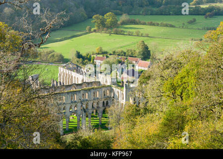 Rievaulx Abbey e remoto villaggio vicino a Helmsley in North Yorkshire Foto Stock