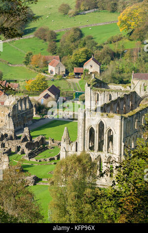 Rievaulx Abbey e remoto villaggio vicino a Helmsley in North Yorkshire Foto Stock