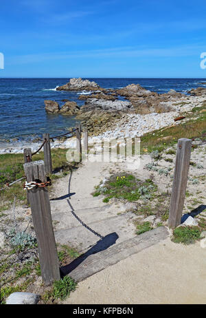 Scale e passerella per la spiaggia rocciosa a stato asilomar beach sulla penisola di Monterey in Pacific Grove, verticale della California Foto Stock