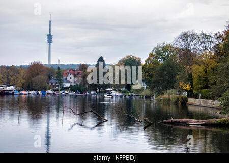 Berlino-Wannsee. Lago Pohlesee, case sul lago e Fernmeldeturm Berlin, Torre delle telecomunicazioni sulla collina di Schäferberg, struttura alta 212 metri Foto Stock