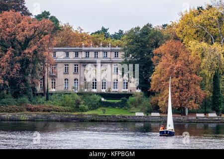 Berlin wannsee. casa della Conferenza di Wannsee,villa sul lago dove nazisti pianificato l' annientamento degli ebrei europei, ora un museo memoriale Foto Stock