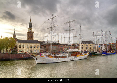 Le navi a vela sul molo della città olandese di Kampen, sullo sfondo il campanile di una chiesa Nieuwe toren Foto Stock