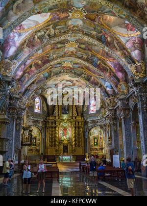 I visitatori all interno della chiesa di san nicola (Parroquia de san nicolas), ciutat vella, valencia, Spagna. Foto Stock