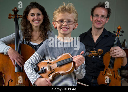 Famiglia musicale, Matt & Emma Denton con figlio Charlie e la figlia Margherita. Matt & Emma sono parte del quartetto Carducc. Foto Stock