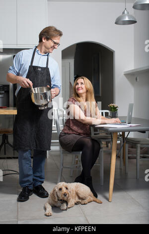 Coppia sposata la condivisione del lavoro domestico a casa, England, Regno Unito Foto Stock