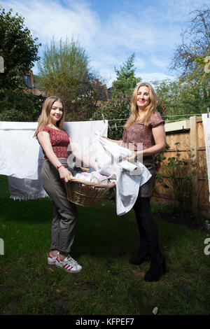 Coppia sposata la condivisione del lavoro domestico a casa, England, Regno Unito Foto Stock