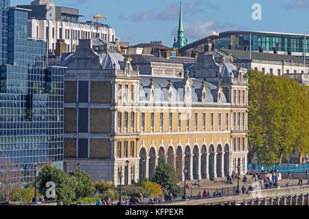 Il vecchio mercato del Pesce di Billingsgate edifici sulla riva nord del Tamigi, visto dal London Bridge Foto Stock