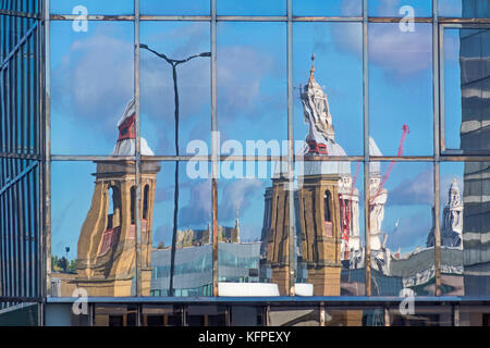 Una immagine distorta di Cannon Street Station e la Cattedrale di St Paul e riflessa nella facciata di vetro di un blocco di uffici a Londra London Bridge Foto Stock