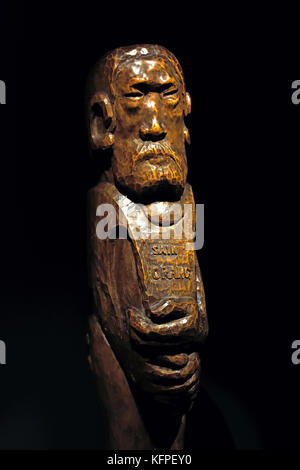 "Saint Orang", una statua in legno post-impressionista del 1902–1903 scolpita a mano dal palissandro nativo di miro dall'artista francese Paul Gauguin, ospitata nel Musée d'Orsay, Parigi, Francia. Foto Stock
