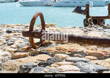 Anello dal vecchio arrugginito ancoraggio nel porto. Foto Stock