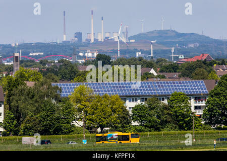 Vista da essen fulerum, oltre il nord di Essen, Bottrop, torri di digestione di emscher impianto di depurazione a Gladbeck, a gelsenkrichen scholven, con t Foto Stock