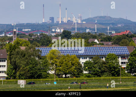 Vista da essen fulerum, oltre il nord di Essen, Bottrop, torri di digestione di emscher impianto di depurazione a Gladbeck, a gelsenkrichen scholven, con t Foto Stock