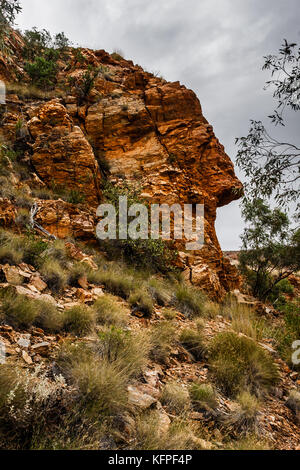 Una formazione rocciosa naturale simile al volto nella gola di Ormiston, West MacDonnell National Park, Australia Foto Stock