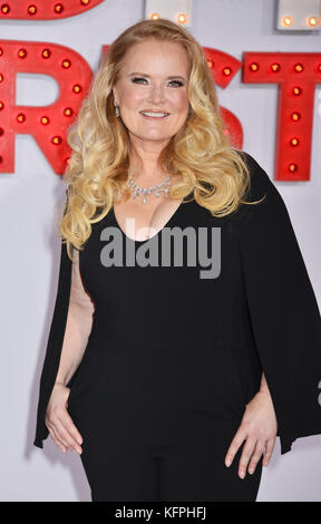 Los Angeles, Stati Uniti d'America. 30 ott 2017. suzanne todd arriva alla premiere di stx entertainment "una brutta mamme di natale' al Regency village theatre su ottobre 30, 2017 a Westwood, California. Credito: tsuni/USA/alamy live news Foto Stock