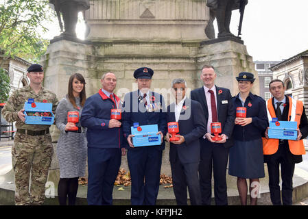 Londra, Regno Unito. 31 ott 2017. Sindaco di Londra, Sadiq Khan, unisce uniformata personale di servizio per il Memoriale di guerra al di fuori la stazione di Euston e a sostegno della Royal British Legion la Londra di giorno di papavero campagna. Londra Poppy Day appello vede 2.500 personale di servizio, veterani e volontari tentando di sollevare GBP1m in un singolo giorno. Credito: Stephen Chung/Alamy Live News Foto Stock