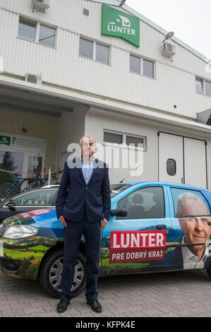 Banska Bystrica, Slovacchia. 27 ottobre 2017. L'imprenditore Jan Lunter, che è il candidato preferito per il governatore della regione di Banska Bystrica nelle prossime elezioni, ha rilasciato un'intervista all'agenzia di stampa ceca a Banska Bystrica, in Slovacchia, venerdì 27 ottobre 2017. Il governatore uscente, l'estrema destra Marian Kotleba, sta difendendo il suo posto. Crediti: Martin Mikuta/CTK Photo/Alamy Live News Foto Stock