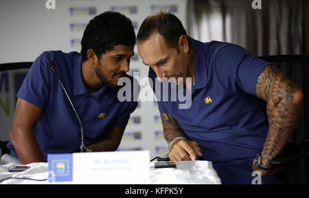 Colombo, Sri lanka. 31 ott 2017. sri lanka di test cricket capitano dinesh chandimal(l) sri lanka di cricket coach pothas nic(r) nel corso di una conferenza stampa a Colombo in data 31 ottobre 2017. Credito: lahiru harshana/alamy live news Foto Stock