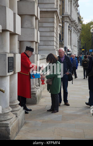 Londra, Regno Unito. 31 ott 2017. Chelsea pensionato venditore di papavero in Whitehall di Londra come il papavero campagna è stata lanciata da Sadiq Khan (sindaco di Londra) accanto al memoriale di guerra al di fuori la stazione di Euston oggi Credito: Keith Larby/Alamy Live News Foto Stock