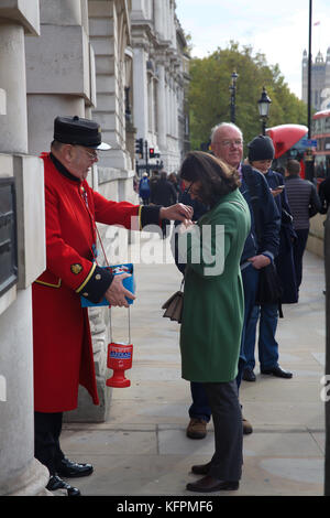 Londra, Regno Unito. 31 ott 2017. Chelsea pensionato venditore di papavero in Whitehall di Londra come il papavero campagna è stata lanciata da Sadiq Khan (sindaco di Londra) accanto al memoriale di guerra al di fuori la stazione di Euston oggi Credito: Keith Larby/Alamy Live News Foto Stock